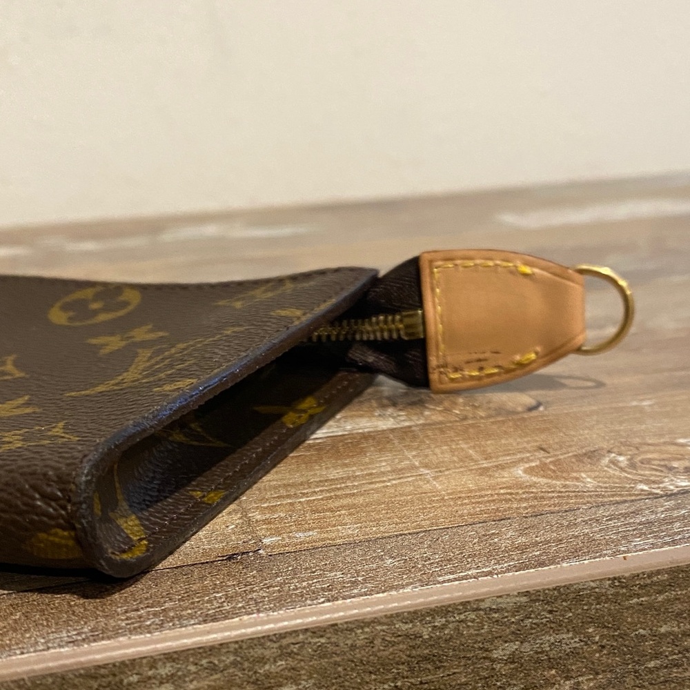 Louis Vuitton Monogram Bucket Pouch - Picture 11 of 11